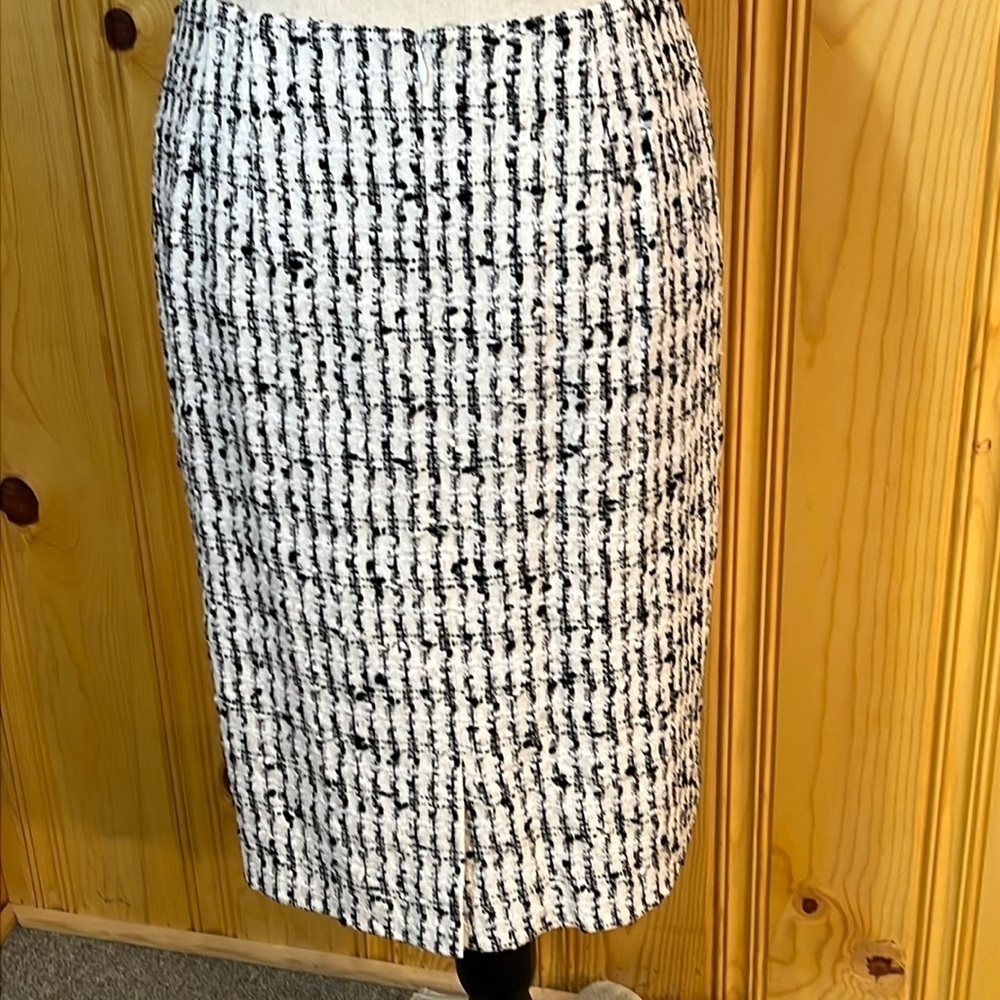 Escada Black and White Tweed Pencil Skirt Sz-40 - Picture 5 of 7